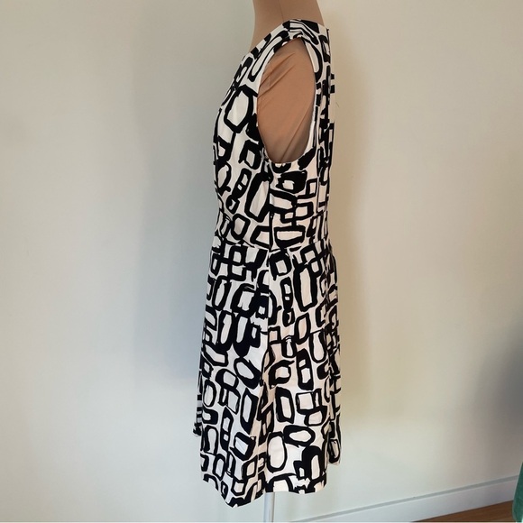 Trina Turk Black White Geometric Print Fit and Flare Sleeveless Dress EUC Size 8 - Picture 2 of 7